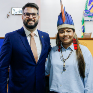 Deputado ao lado da nova servidora da Casa de Leis